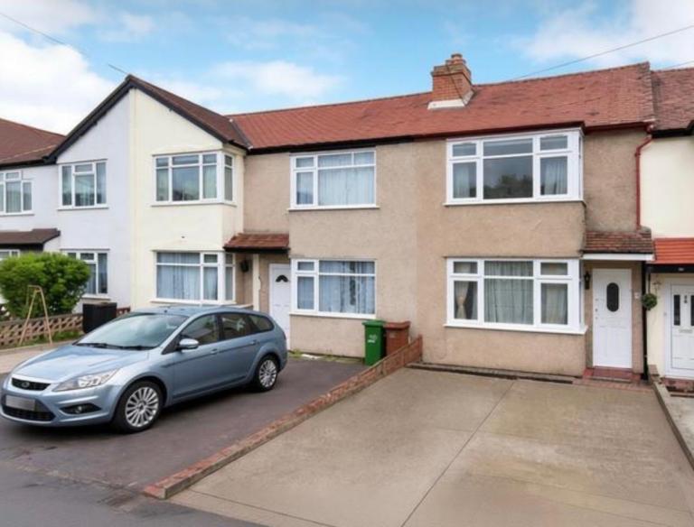 Charming 2-bed house in Worcester Park available now