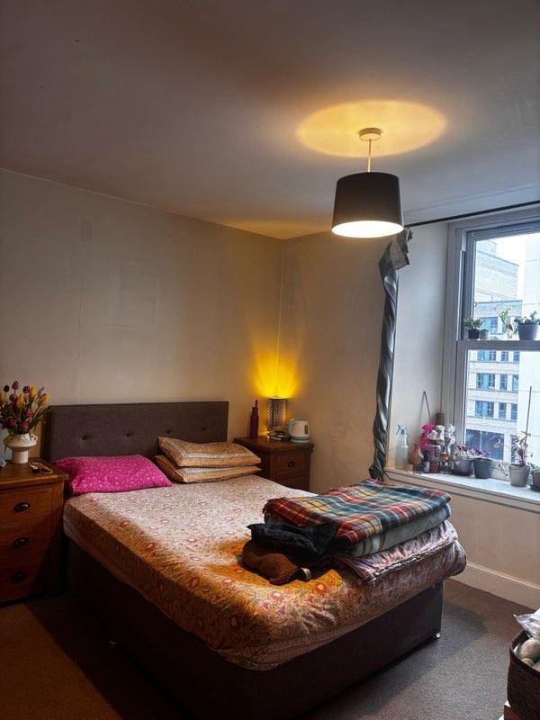 Double bedroom for a female professional in super central location