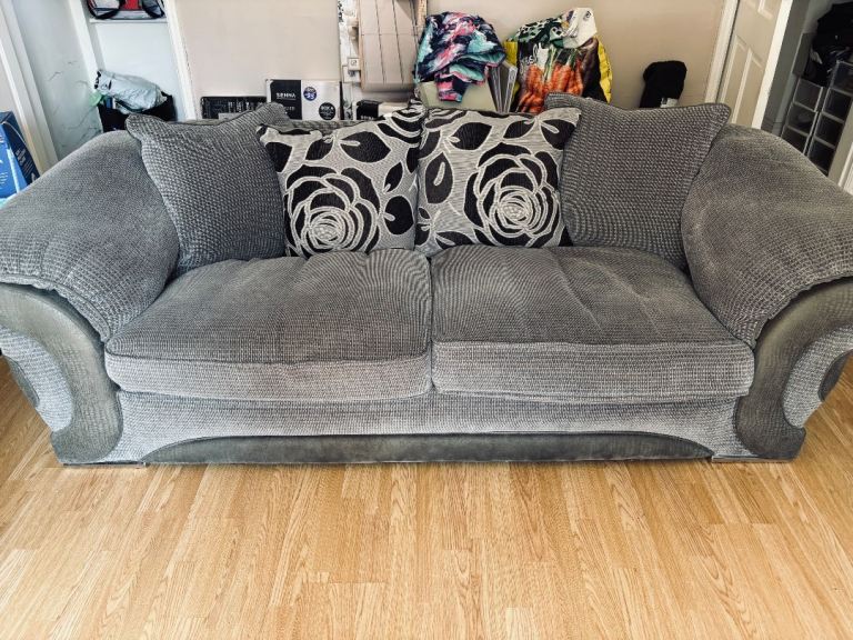 2 suites with 3 foot stalls 