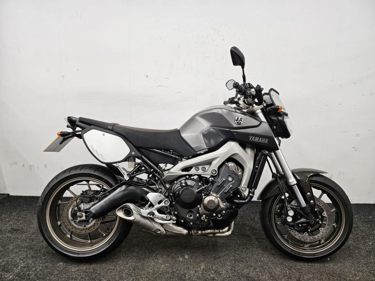 YAMAHA MT-09 *** SERVICE HISTORY - TOP BOX - CARBON ***