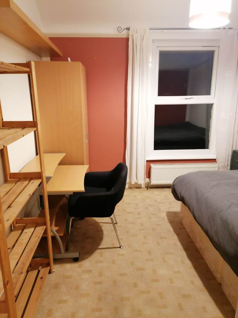 DOUBLE BEDROOM £220pw