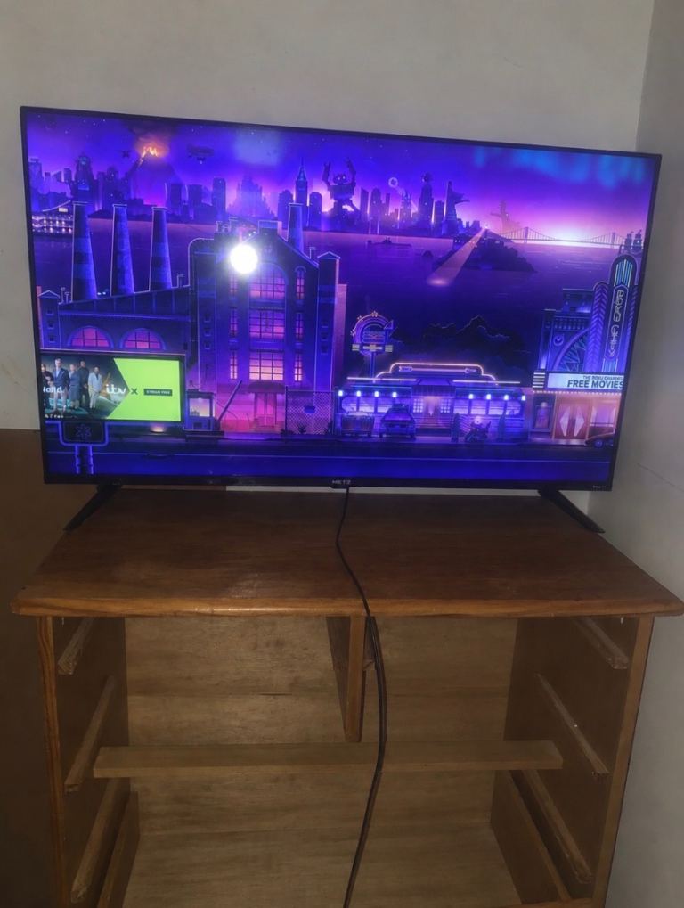 Metz 40” Roku Smart TV – Perfect Condition
