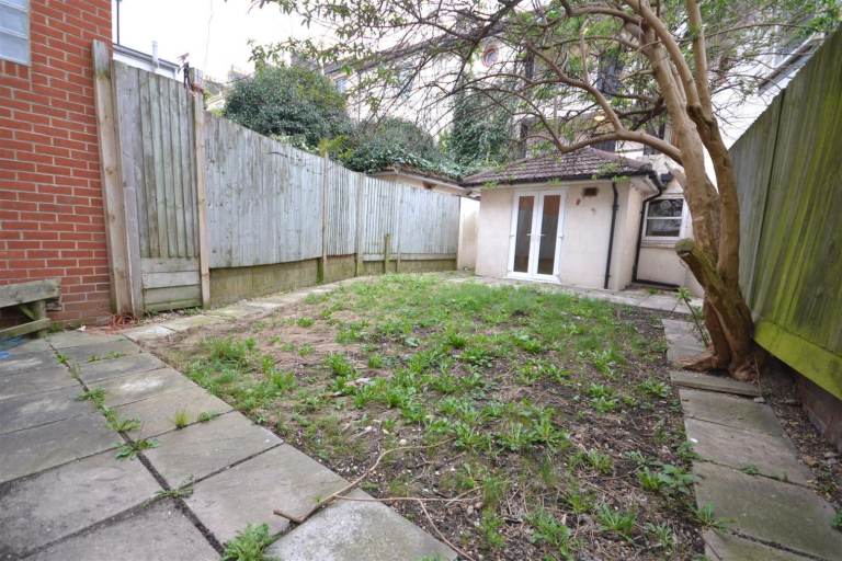 THREE BEDROOM FLAT WITH GARDEN - CHRISTMAS OFFER OF 1 WEEK FREE RENT IF MOVE IN BEFORE CHRISTMAS