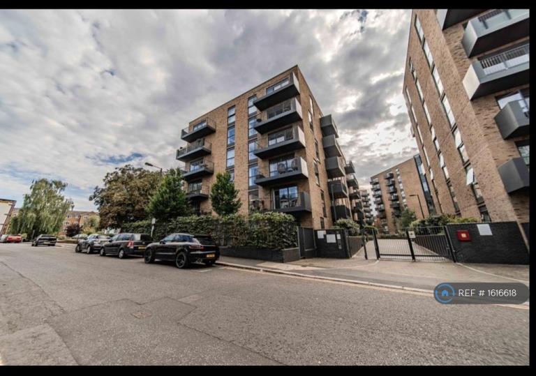 2 bedroom flat in Lyon Road, Harrow, HA1 (2 bed) (#1616618)