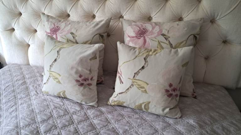 Set of 4 cushions bed or sofa