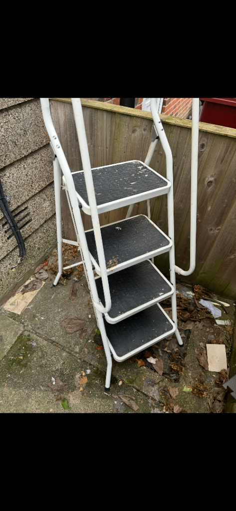 Safety step ladder