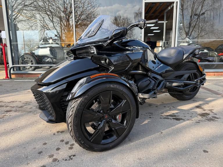 74 PLATE CAN-AM SPYDER F3 6 SPEED SEMI AUTOMATIC TRIKE IN BLACK 2 SEATER
