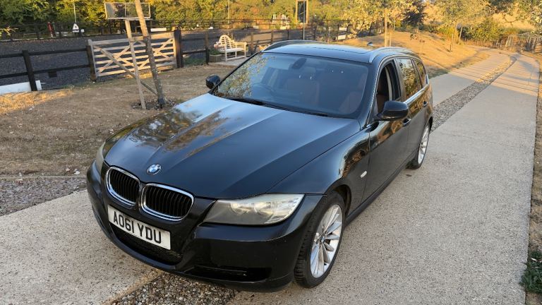 BMW 318d Touring Automatic, Panoramic Roof, CarPlay, Reverse Camera, Tan Leather, Major Service