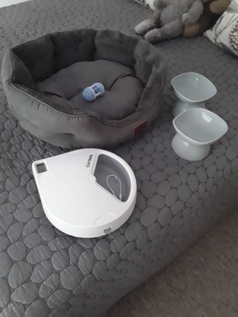 Cat bed and feeding bowls. Including charging timer feeding bowl.