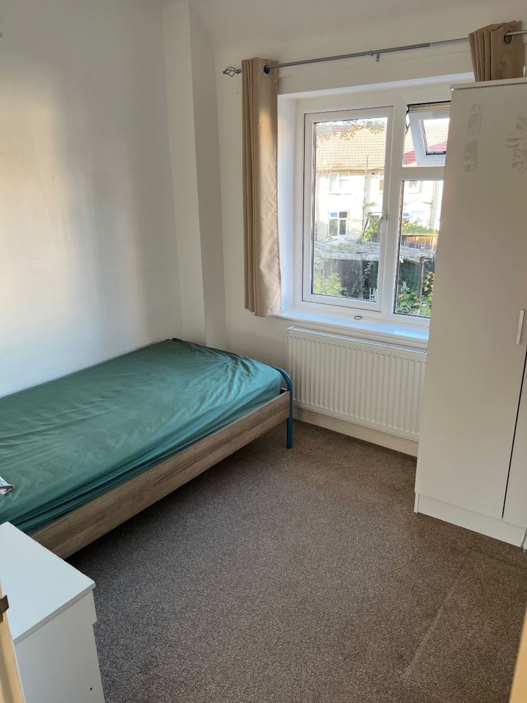 Single Room in a Family Home. £450 PCM