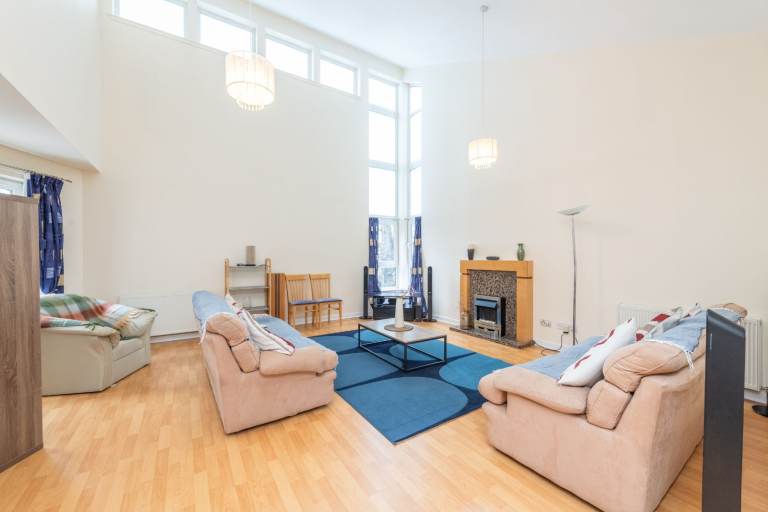 Magnificent, 3 bedroom (not HMO) terraced house in Meadowbank – available NOW