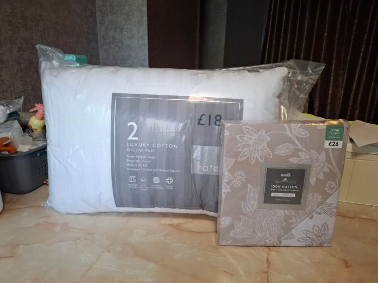 X2 brand new hotel pillows and king size duvet cover 