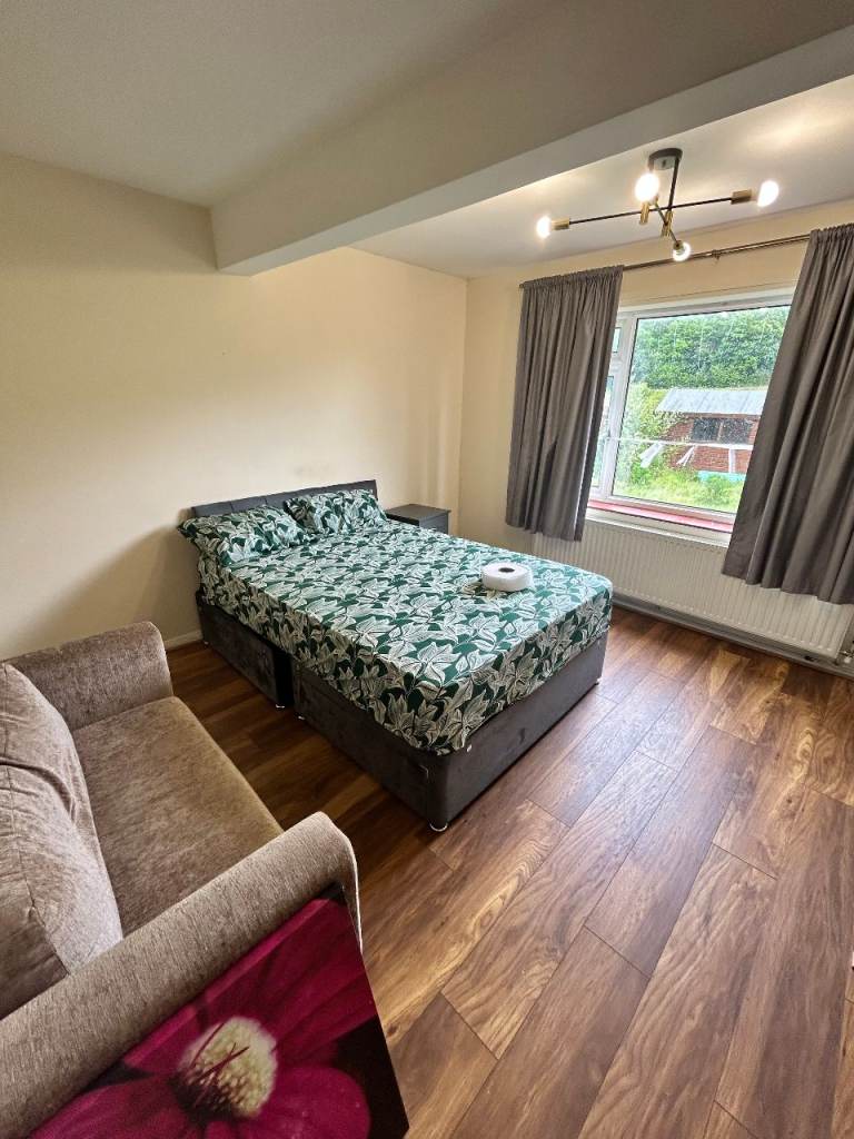 Three Bed house with off street parking and a garage - CR5