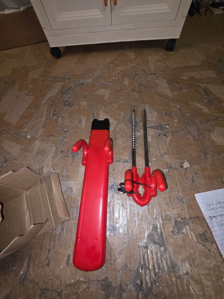 A new still boxed steering wheel lock it is ajustable and comes with 