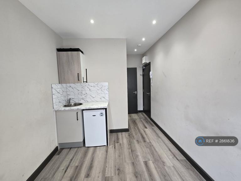Studio flat in Byron Road, Wealdstone, Harrow, HA3 (#2861836)