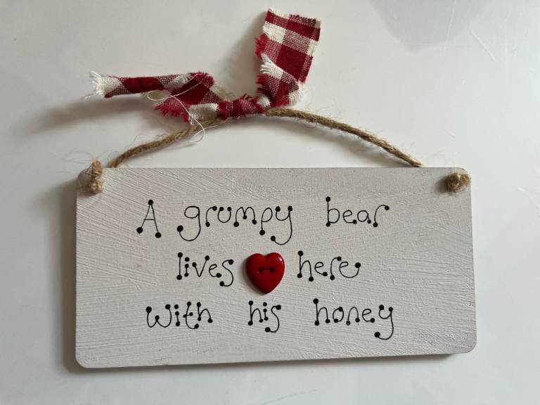HANGING PLAQUE - A GRUMPY BEAR LIVES HERE WITH HIS HONEY