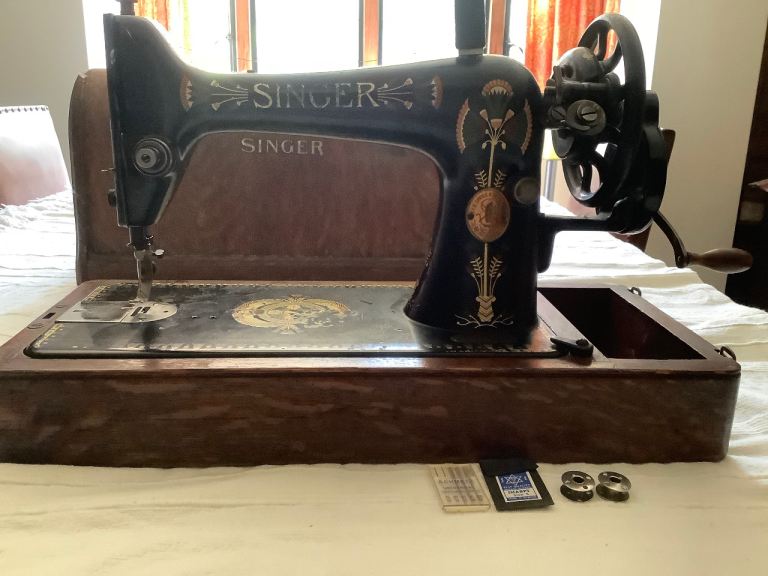 Vintage SINGER Sewing Machine with Wooden Case – Good Condition