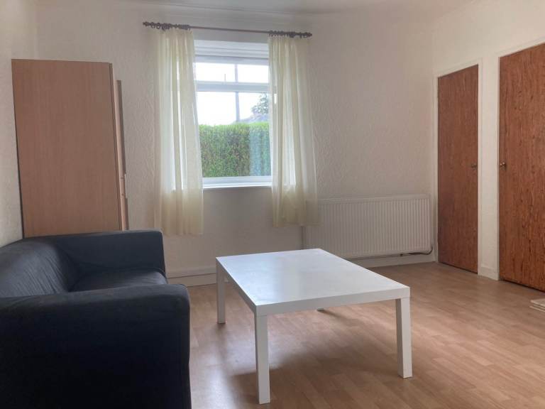 Spacious three bedroon ground floor flat in Liberton