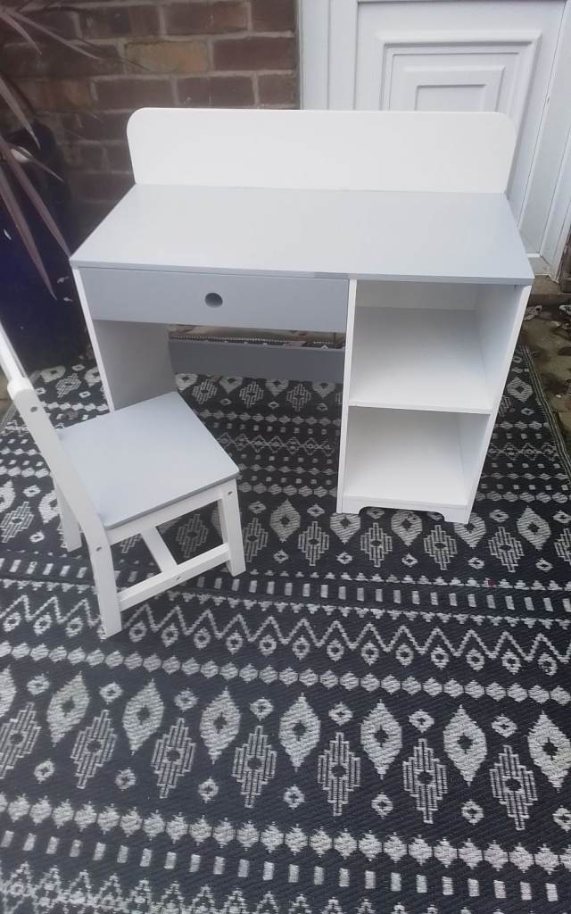 KIDDIES DESK AND CHAIR SET 