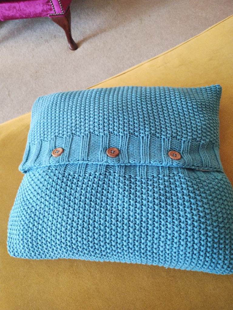 2 Joules knitted cushions in as new condition 
