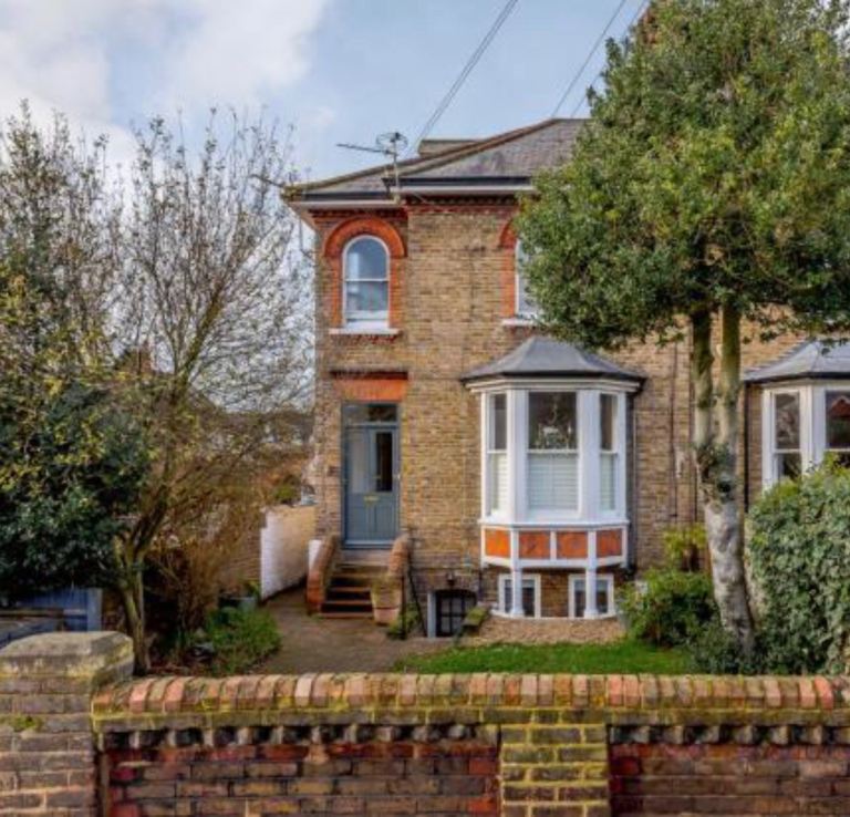 Charming Teddington studio flat, tree lined street near shops
