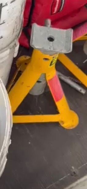 Bargain - 2tonne trolley jack with case and two axle stands 