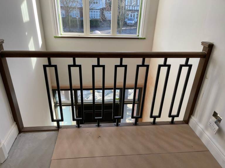 Black Steel Balcony Balustrade – Geometric Design with Wooden Handrail
