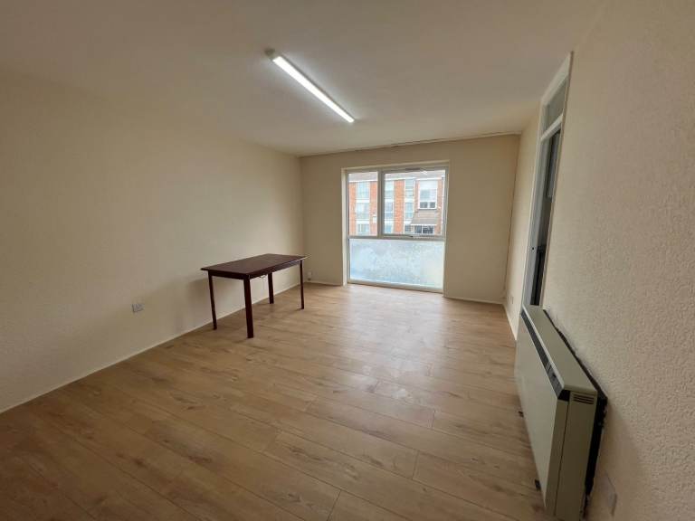 TO LET - Well-Presented 2 Bed First-Floor Flat – Lynn Road, Newbury Park, Ilford, IG2 7DU
