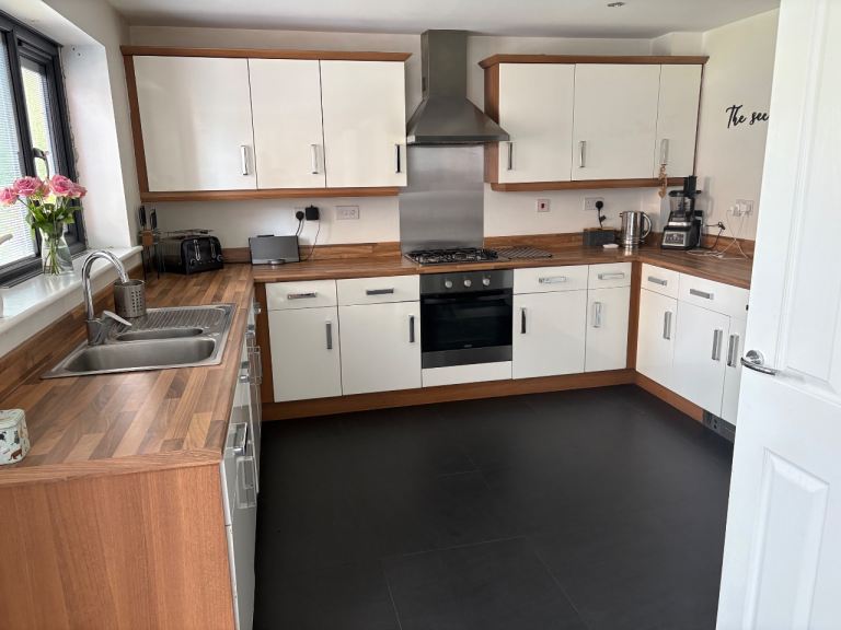 White gloss fitted kitchen units 