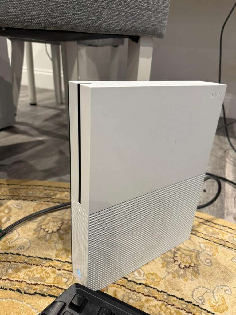 Xbox One S – 4K HDR Ready Console with original Xbox controller