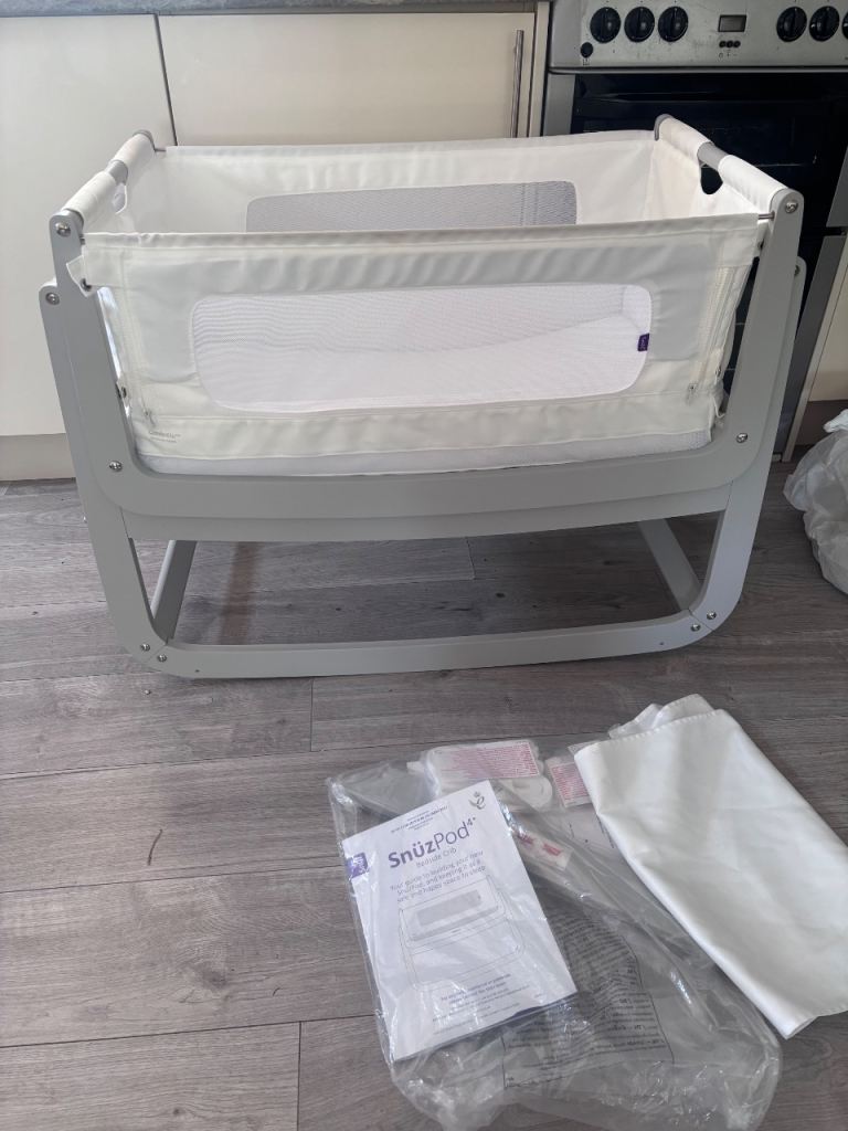 Snuze pod 4 white bedside crib 