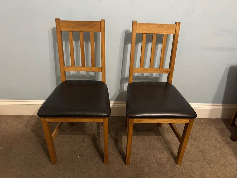 2 Black Leatherette Solid Oak Dining Room Chairs Julian Bowen   D322