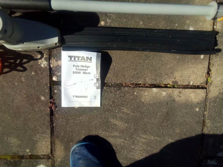 Telescopic hedge cutters