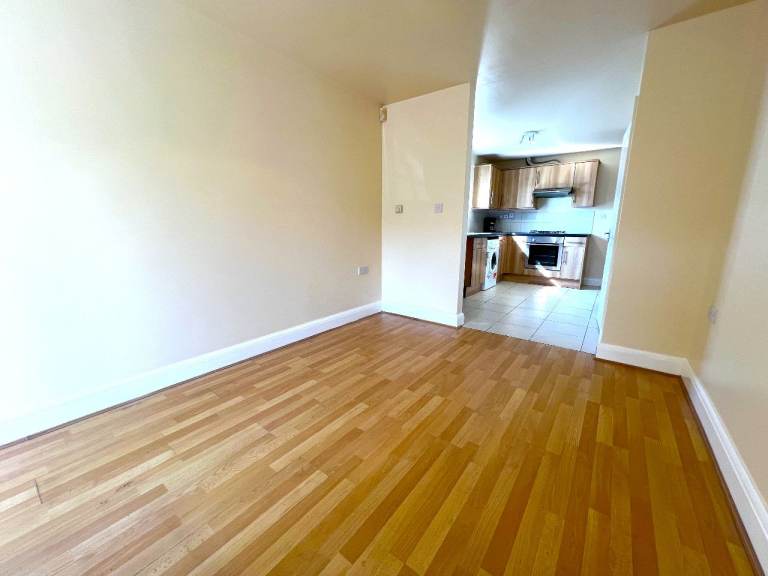 Excellent condition 2 bedrooms Ground Floor Purpose Built flat on London Road, Grays