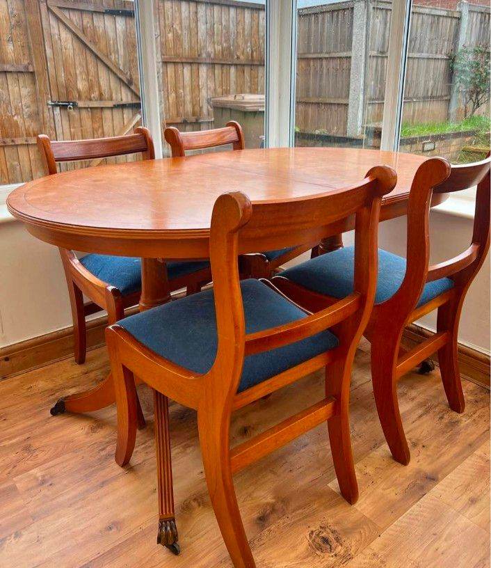 Dining table with 4 chairs 