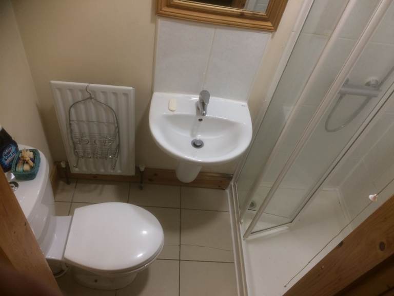 STRANMILLIS: EN-SUITE DOUBLE ROOM 2nd FLOOR FRONT, BILLS INCLUDED