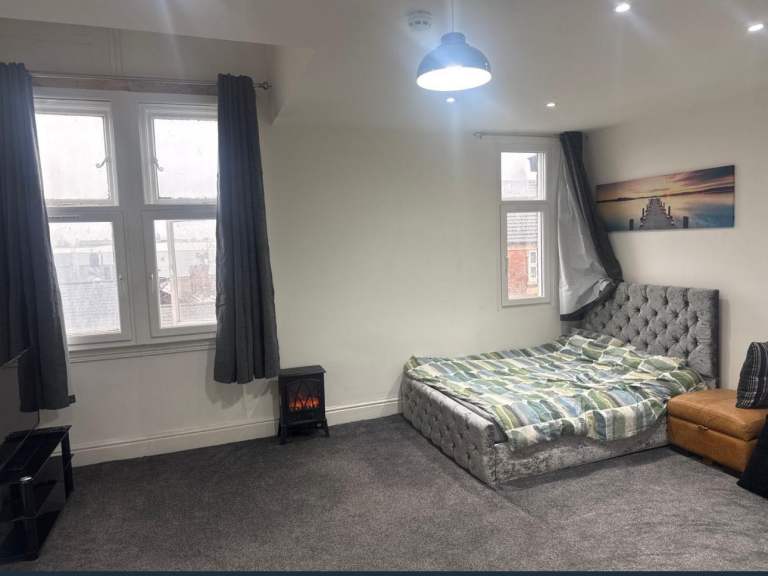 Small en-suite room to let