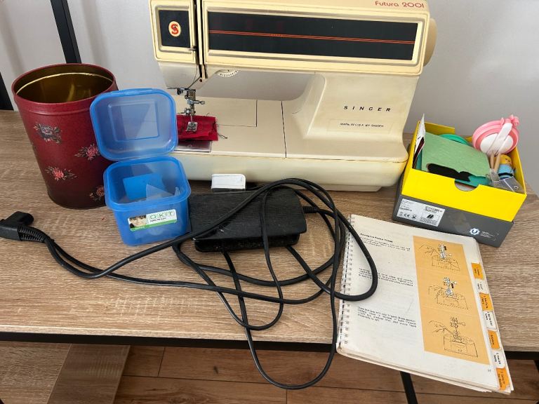 Singer Futura 2001 Sewing Machine with Accessories