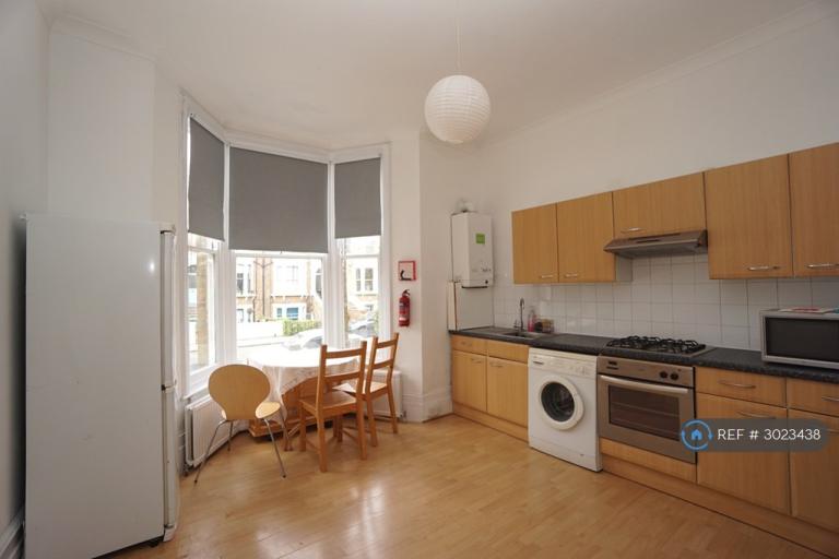 2 bedroom flat in Wray Crescent, London, N4 (2 bed) (#3023438)