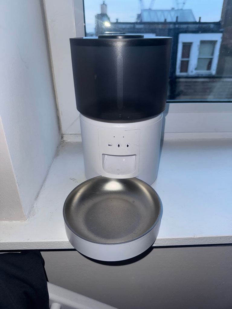 Automatic pet feeder 