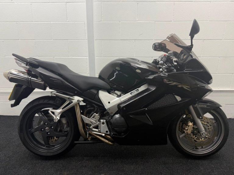 HONDA VFR800F ** DELKEVIC EXHAUST - LOW MILEAGE - 12 MONTHS MOT **