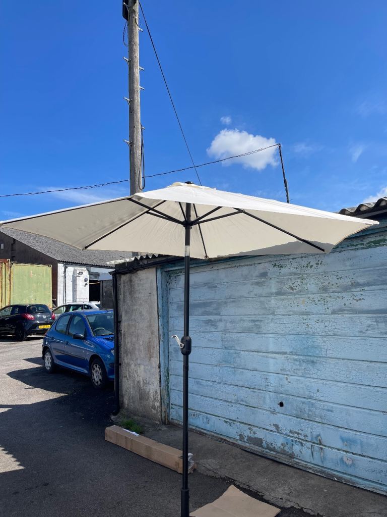 New garden parasol 2.7m