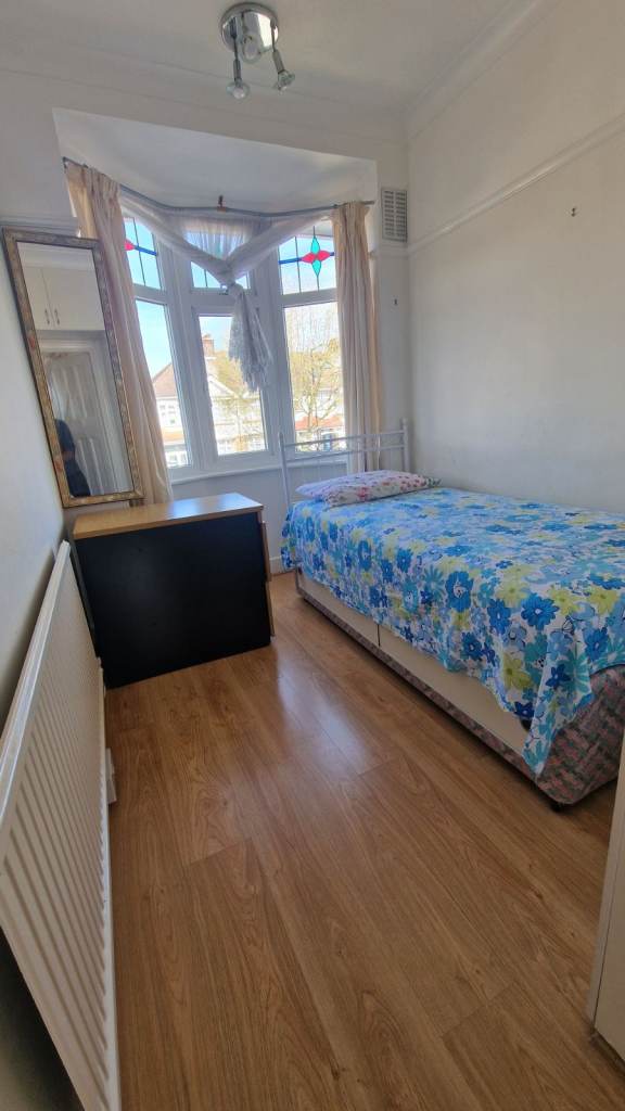 Single Room to Rent in a Shared Family House at Bush Hill Park, Enfield N9 9LB £600 inclusive all.