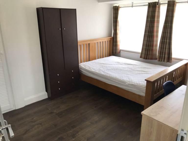 A Single double room is available for rent in a semi-detached house 