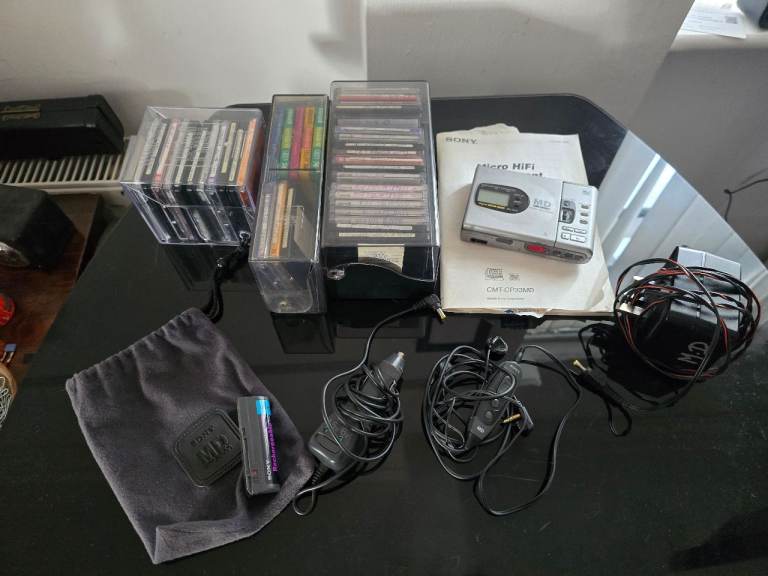 Sony MZ-R35 MiniDisc Player with Accessories and Discs