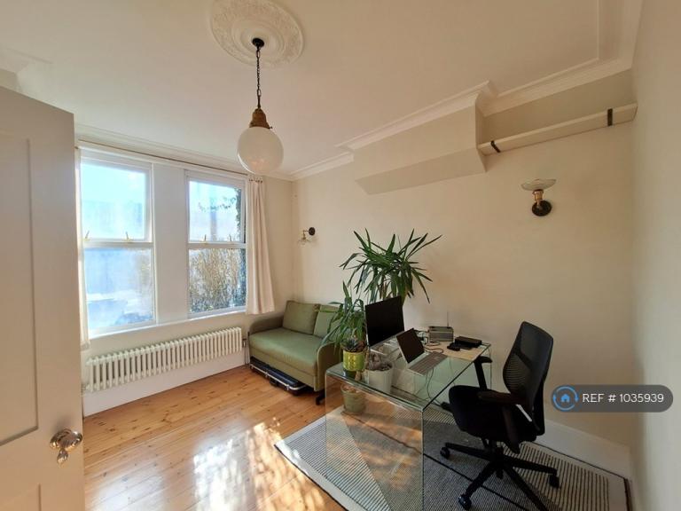 2 bedroom flat in Squires Lane, London, N3 (2 bed) (#1035939)