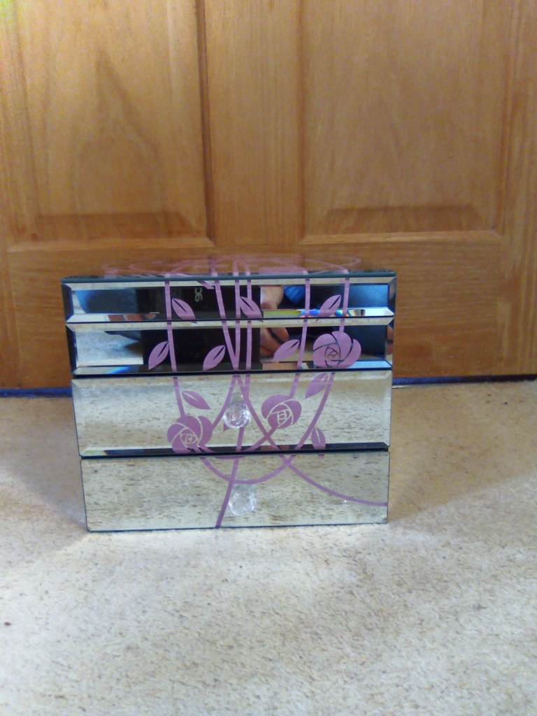 Jewellery box in mirrored glass with design