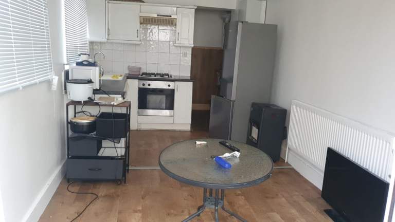 Stylish 1 Bedroom Ground Floor Flat with Private Garden, Cellar & Excellent Transport Links