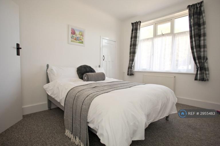 3 bedroom flat in Princes Court, Bournemouth, BH1 (3 bed) (#2955483)
