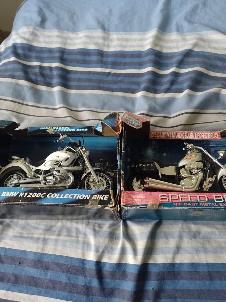Model motor bikes Harley Davidson, BMW 25 pounds 